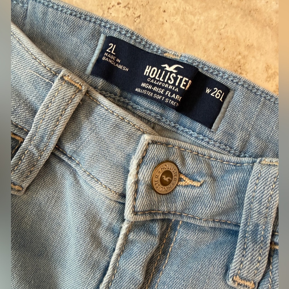 Hollister High-Rise Flare Light Wash Jeans with Embroidered Flowers Sz 2 Long - Picture 3 of 5